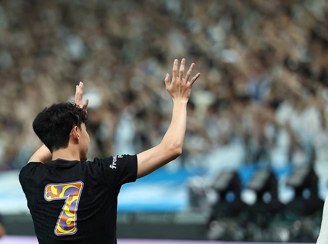 Son Heung-min waves to the crowd during a lap of honor following a Coupang Play Series friendly between Tottenham Hotspur and Newcastle United at Seoul World Cup Stadium on Aug. 3. [YONHAP]