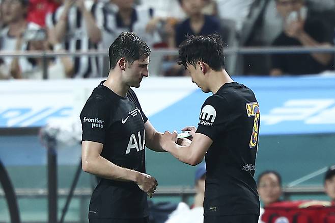 Son Heung-min hands the captain's armband to close friend Ben Davies in a Coupang Play Series friendly between Tottenham Hotspur and Newcastle United at Seoul World Cup Stadium on Aug. 3. [YONHAP]