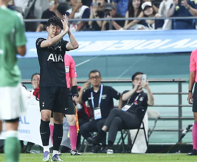 Son Heung-min thanks the crowd as he is subbed off in a Coupang Play Series friendly between Tottenham Hotspur and Newcastle United at Seoul World Cup Stadium on Aug. 3. [YONHAP]