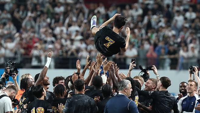 Son Heung-min is tossed in the air after a Coupang Play Series friendly between Tottenham Hotspur and Newcastle United at Seoul World Cup Stadium on Aug. 3. [YONHAP]