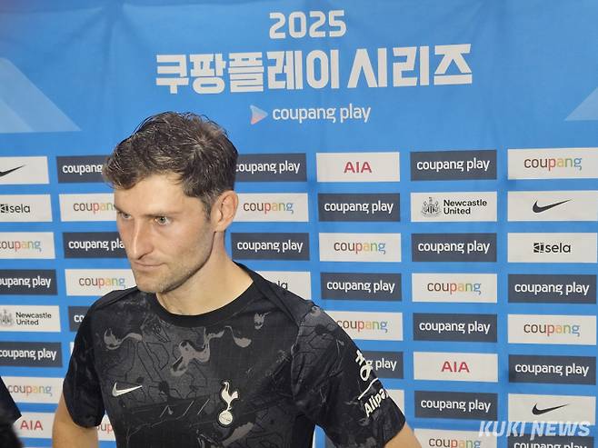 벤 데이비스가 3일 오후 8시 서울월드컵경기장에서 열린 토트넘과 뉴캐슬과의 ‘2025 쿠팡플레이 시리즈’ 2경기가 끝난 후 믹스트존에서 인터뷰를 하고 있다. 송한석 기자