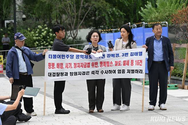 김영선 전 국민의힘 의원이 4일 오전 서울 종로구에 마련된 김건희 특검팀(특별검사 민중기) 사무실로 조사를 받기 위해 출석하며 취재진 질문에 답하고 있다.