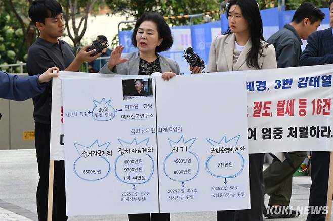 윤석열 전 대통령 부부의 공천개입 의혹과 관련한 조사를 받기 위해 4일 김건희 특검팀(특별검사 민중기)에 출석한 김영선 전 의원은 "특검이 사건을 만들고 있다"며 자신의 공천 과정에 문제가 없었다고 주장했다.