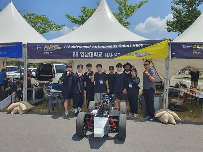 국제대학생 EV 자율주행 경진대회에서 수상한 영남대 학생들. 영남대 제공