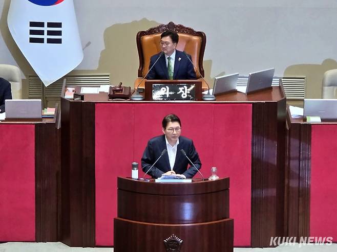 신동욱 국민의힘 의원이 4일 서울 여의도 국회 본청 본회의장에서 방송법 개정안 처리를 막기 위해 필리버스터(무제한토론) 첫 주자로 나서 발언하고 있다. 김건주 기자