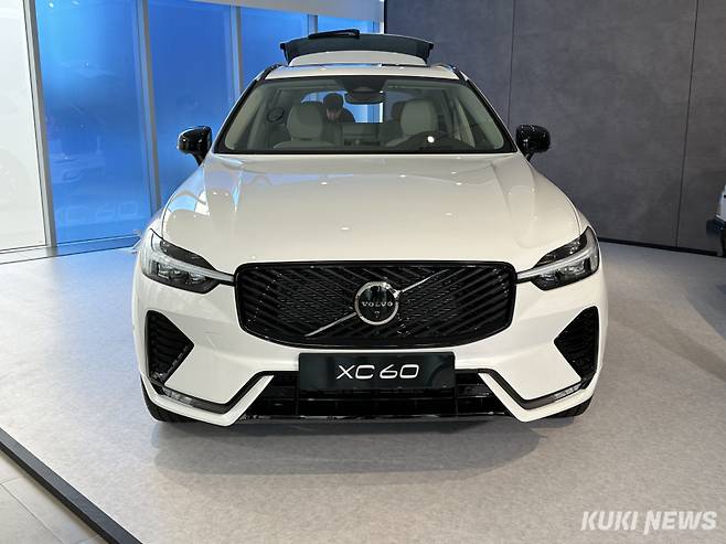 새롭게 추가된 다크 테마가 적용된 신형 XC60이 볼보자동차 용산 전시장에 전시돼 있다. 송민재 기자&nbsp;