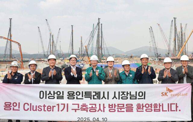 이상일 용인특례시장이 지난 4월 용인 반도체클러스터 일반산업단지를 방문해 현장점검 후 기념촬영을 하고 있다.  현재 세계 5대 반도체 장비업체 중 ASML과 램리서치, 도쿄일렉트론 등 3개 업체가 이미 용인에 들어왔거나 용인 입주를 확정했다. 용인시 제공