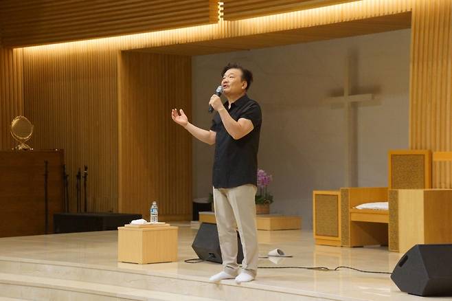 부산 신일교회는 지난 1일 최인혁 목사를 초청해 찬양 간증 집회를 열었다. 최 목사는 하나님의 은혜, 나는 죽고 주가 살고, 은혜 등 10여 곡의 찬양과 간증으로 성도들에게 큰 울림을 줬다. 최 목사가 간증 후 찬양을 하고 있다.