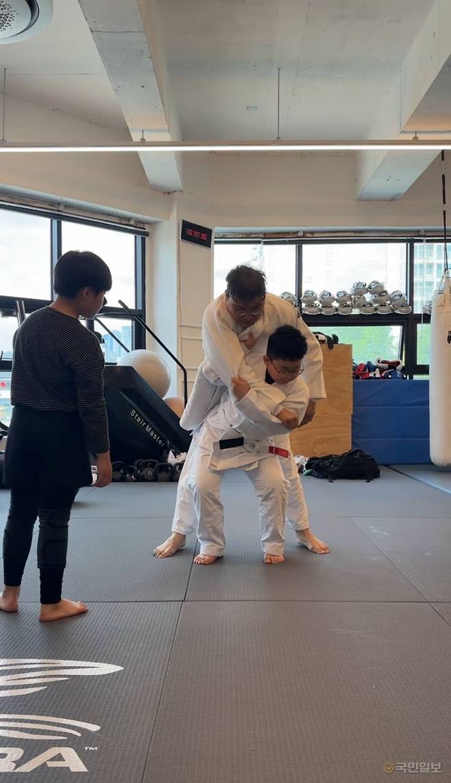 조영관(가운데) 라이트하우스 아산드림교회 목사가 지난 1일 아산시 한 MMA 체육관에서 자녀에게 유도 기술을 알려주고 있다. 아산드림교회 제공