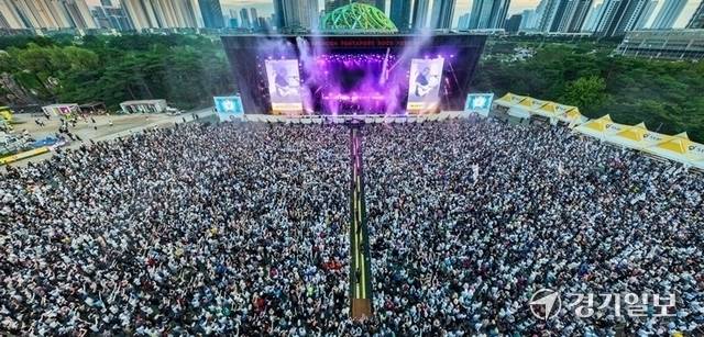 올해로 20주년을 맞은 대한민국 대표 글로벌 음악 축제 ‘2025 인천펜타포트 락페스티벌’이 1~3일까지 사흘간 인천 송도달빛축제공원에서 누적 관객 15만여 명이 다녀가는 등 성황리에 개최됐다. 행사장을 가득 메운 관객들이 더위도 잊은 채 국내외 유명 아티스트들의 화려한 공연을 즐기고 있다. 경기일보DB