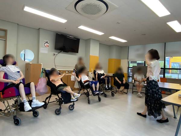 인천 서구발달장애인평생교육센터에서 발달장애와 함께 뇌병변장애를 가져 거동이 어려운 중복장애인들이 수업을 받고 있다. 센터 제공