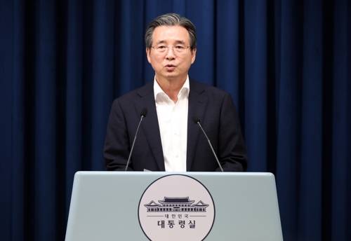 브리핑하는 김용범 정책실장 [사진 = 연합뉴스]