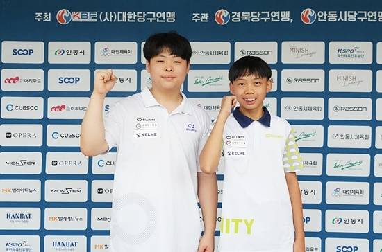 중학교1학년으로 14세 동갑내기인 한연우(왼쪽)와 이환희는 처음으로 팀을 이뤄 ‘2025 안동시장배 전국3쿠션당구대회’ 일반부 복식에 출전했다. 64강서 졌지만 둘은 “값진 경험을 했다”고 말했다. 경기 후 함께 기념촬영하는 연우와 환희.
