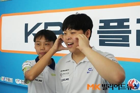 이환희(왼쪽)와 한연우가 경기 끝난 후 대회장 이벤트존에 마련된 ‘인생네컷’ 코너에서 기념사진을 찍으며 장난치고 있다.