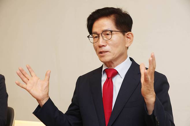 국민의힘 당 대표 선거에 출마한 김문수 전 고용노동부 장관이 4일 서울 영등포구 모처에서 매일경제와 인터뷰하고 있다. 이충우 기자