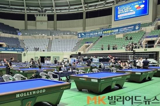 4일 경북 안동시 안동실내체육관서 열린 ‘2025 안동시장배 전국3쿠션당구대회’ 남자3쿠션 256강전에서 허정한 김행직 최완영 이범열 서창훈 등 국내 톱랭커들이 무난히 승리, 128강에 진출했다. 사진은 대회장 현장.
