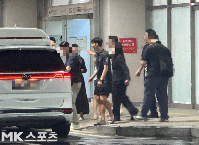 자차로 이동하는 손흥민. 사진=김영훈 기자