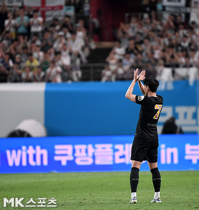 팬들에게 감사 인사를 전하는 손흥민. 사진(서울 상암)=천정환 기자