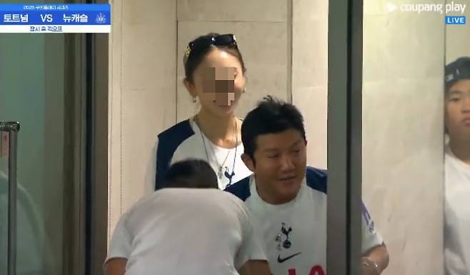 조세호의 아내 정수지 씨가 토트넘 VS 뉴캐슬 전 생중계 카메라에 깜짝 포착됐다. /사진=쿠팡플레이 중계 화면 캡처