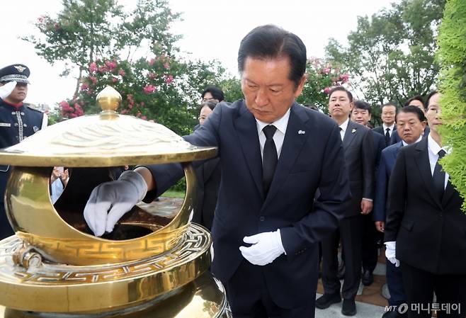 [서울=뉴시스] 황준선 기자 = 정청래 더불어민주당 신임 대표가 4일 오전 서울 동작구 국립서울현충원 내 고 김대중 전 대통령 묘역을 찾아 분향하고 있다. (공동취재) 2025.08.04. photo@newsis.com /사진=