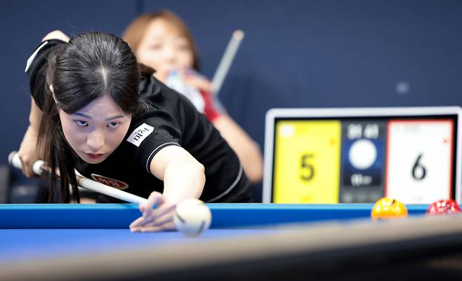 하림 박정현이 3차 투어 PPQ라운드에서 LPBA 첫 승을 신고했다. 사진은 지난 3일 경기 고양킨텍스 PBA스타디움에서 열린 2025-26시즌 3차 투어 올바른 카드생활 NH농협카드 PBA-LPBA 채리티 챔피언십 LPBA PPQ라운드에 나선 박정현의 모습. /사진=프로당구협회(PBA) 제공