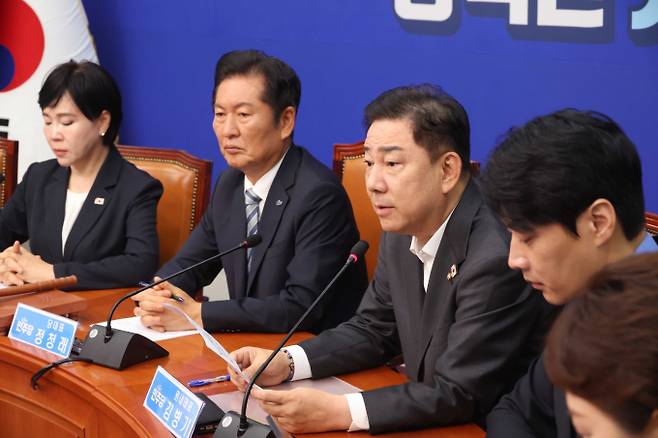 김병기 더불어민주당 원내대표가 4일 서울 여의도 국회에서 열린 당 최고위원회의에서 특검과 고정당국은  윤석열 전 대통령을 법과 원칙에 따라 엄청하게 대처해주길 바란다고 전했다. 김병기 더불어민주당 원내대표가 4일 서울 여의도 국회에서 열린 당 최고위원회의에서 발언을 하고 있다. /사진=뉴시스