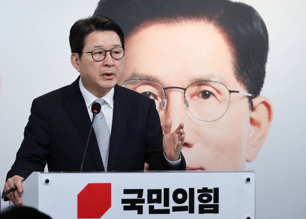 국민의힘 전당대회 최고위원 후보에 나선 신동욱 의원이 당의 다양성을 위해서라도 한국사 강사 출신 전한길씨를 품는 것이 옳다고 주장했다.  사진은 신동욱 국민의힘 선거대책본부 대변인단 단장이 지난달 23일 선거대책위원회 백브리핑을 하는 모습. /사진=뉴스1