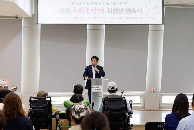 ‘누구나 가게’에 위촉된 박강수 마포구청장. 마포구청 제공