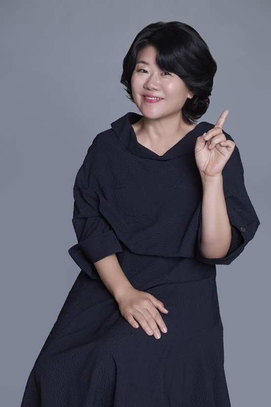 매 작품 새로운 인물로 나타나는 이정은은 자신의 연기에서 가장 큰 장점으로 ‘일상성’을 꼽았다. NEW 제공