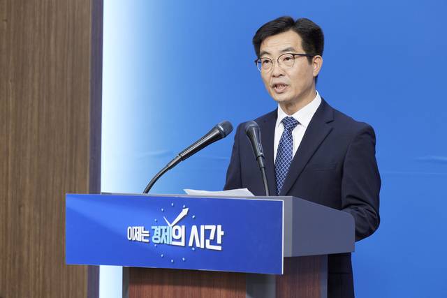 성제훈 경기도농업기술원장이 4일 경기도청에서 기자회견을 열고 농작물 생체정보 인공지능(AI) 기반 불량환경 조기 예측시스템 구축에 대해 설명하고 있다. 경기도청 제공