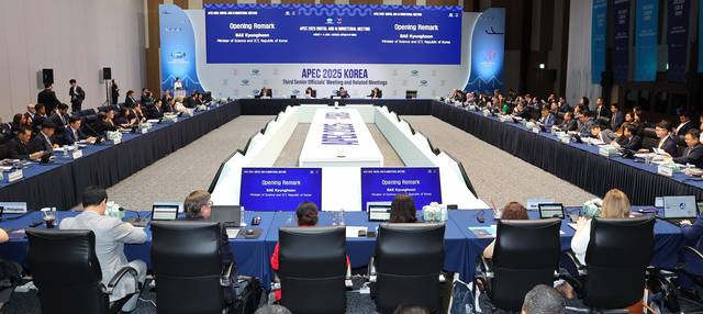 4일 인천 연수구 송도컨벤시아에서 ‘아시아태평양경제협력체( APEC) 디지털·인공지능(AI) 장관회의’ 개회식이 열리고 있다. 연합뉴스