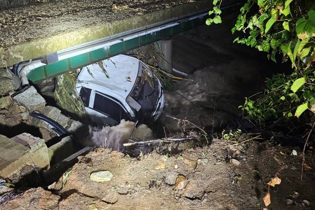 전남 무안에 시간당 최고 142.1㎜의 폭우가 쏟아진 지난 3일 오후 전남 무안군 청계면에서 물살에 떠내려온 1t 트럭이 하천에 빠져있다. 이 차량은 하천 주변에 주차돼 있었고, 운전자는 무사한 것으로 확인됐다. 전남소방본부 제공.