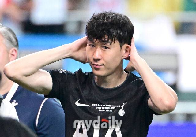 2025년 8월 3일 오후 서울월드컵경기장에서 쿠팡플레이 시리즈 '토트넘 홋스퍼 FC와 뉴캐슬 유나이티드 FC'의 경기가 열렸다.토트넘에서 마지막 경기를 뛴 손흥민이 경기 후 관중들에게 인사하며 생각에 잠겨있다.
