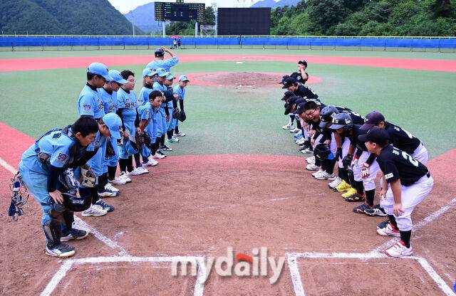 전주완산구 유소년야구단(왼쪽)이 제2회 마이데일리배 전국유소년야구대회에서 안산시 유소년야구단과 경기를 앞두고 인사를 나누고 있다. /횡성베이스볼테마파크=송일섭 기자