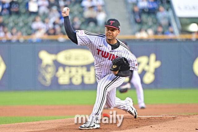 15일 서울 잠실야구장에서 열린 '2025 신한 SOL BANK KBO리그' 삼성 라이온즈와 LG 트윈스 경기. LG 에르난데스가 선발로 나와 힘차게 공을 던지고 있다./마이데일리