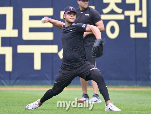 16일 서울 잠실야구장에서 열린 '2025 신한 SOL BANK KBO리그' KT 위즈와 LG 트윈스 경기. LG 에르난데스가 경기 전 부상 회복훈련을 하고 있다./마이데일리