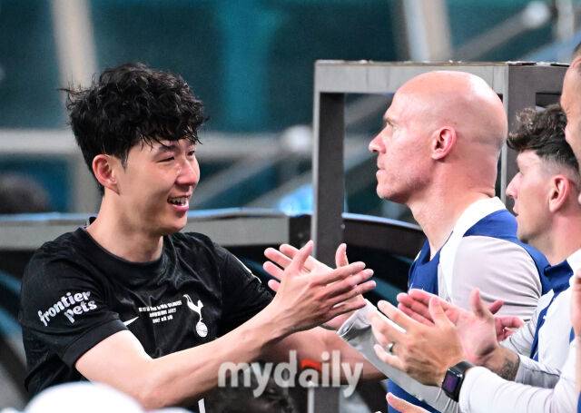 2025년 8월 3일 오후 서울월드컵경기장에서 쿠팡플레이 시리즈 '토트넘 홋스퍼 FC와 뉴캐슬 유나이티드 FC'의 경기가 열렸다.토트넘 손흥민이 후반 교체된 뒤 동료들과 인사하고 있다.