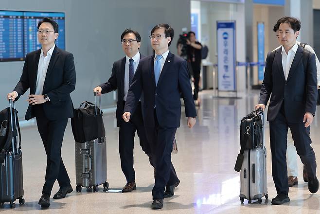 여한구(왼쪽 세번째) 산업통상자원부 통상교섭본부장이 지난 6월 22일 인천국제공항 제2터미널 출국장에서 탑승장으로 향하고 있다.  왼쪽부터 김영만 산업부 통상정책총괄과장, 박정정 무역투자실장, 여 본부장, 안홍상 미주통상과장. [연합]