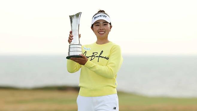 우승 트로피를 들고 포즈를 취한 야마시타 미유. [사진=LPGA]