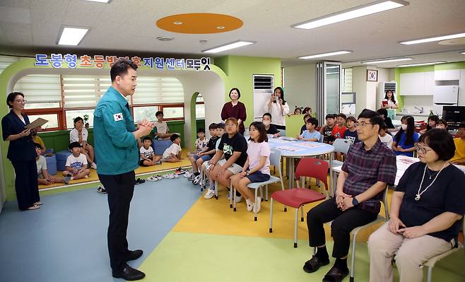 오언석 도봉구청장이 도봉형 초등방과후지원센터을 방문해 대화를 하고 있다.
