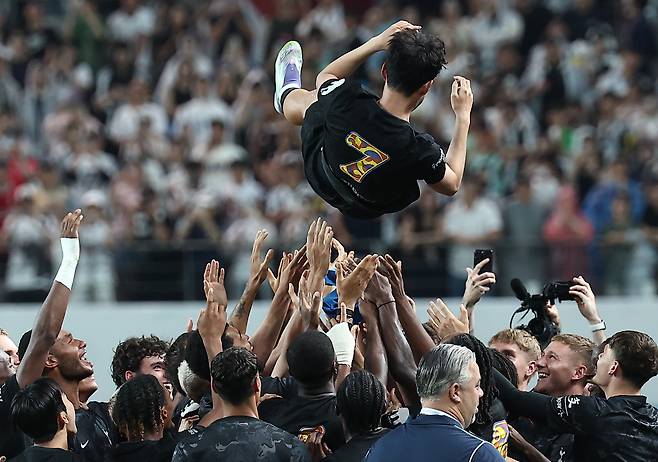 손흥민이 토트넘 고별전을 마친 후 동료 선수들로부터 헹가래를 받고 있다. [연합]