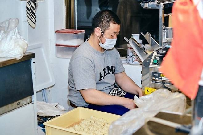 제면을 하고 있는 조원현 셰프.