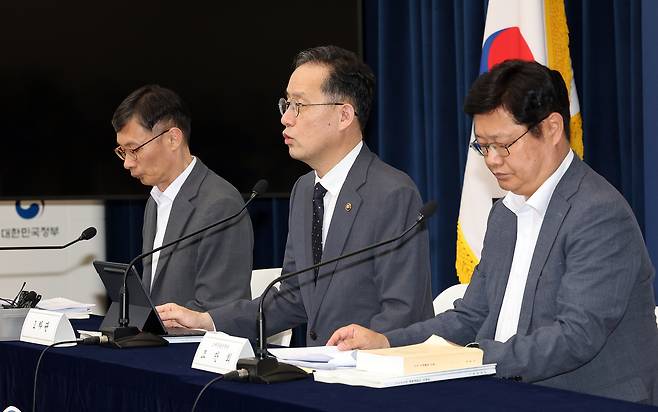 이형일 기획재정부 1차관이 지난달 29일 정부세종청사 민원동 브리핑실에서 2025 세제 개편안 상세 브리핑을 하고 있다. 오른쪽부터 조만희 조세총괄정책관, 이 차관, 박금철 세제실장. [연합]