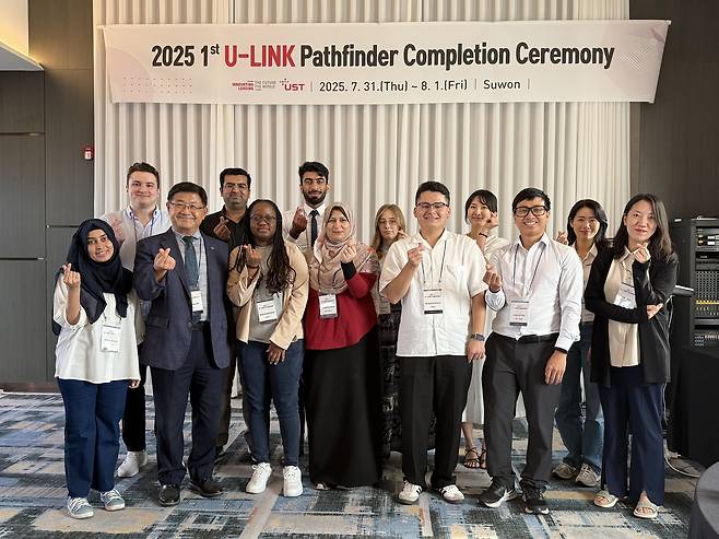 2025년 1기 UST U-LINK 패스파인더 수료식에 참석한 외국인 학생들이 기념촬영을 하고 있다.[UST 제공]