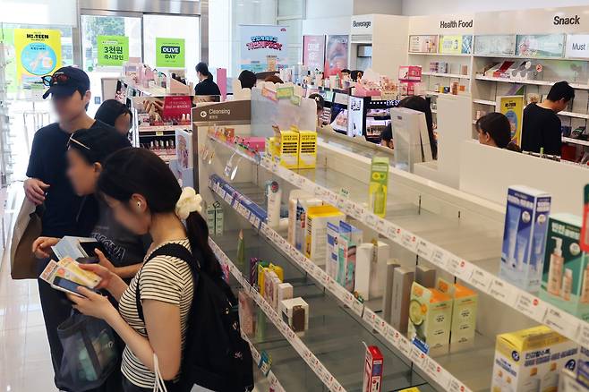 서울 시내 한 올리브영 가맹점 진열대가 텅 비어 있다. [연합]