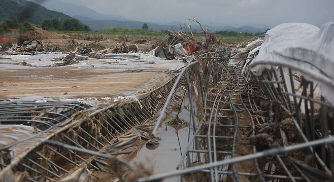 지난 7월 21일 오전 경남 산청군 신안면 일대 딸기 재배 비닐하우스가 최근 내린 폭우로 크게 파손돼 있다. [연합]