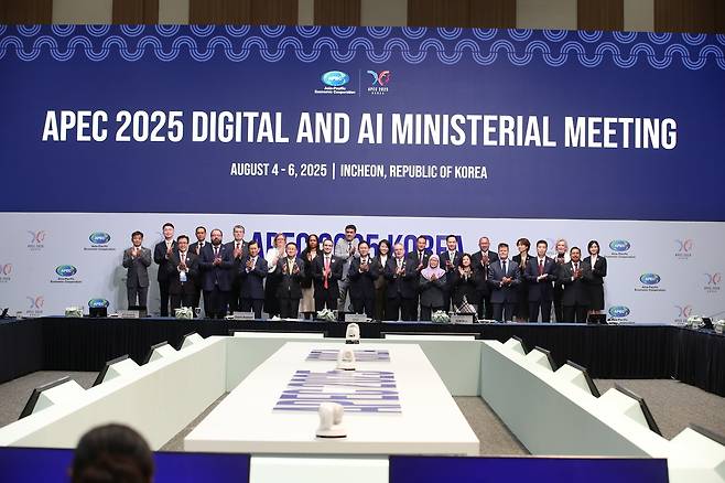 배경훈 과학기술정보통신부 장관과 참석자들이 4일 인천 송도컨벤시아에서 열린 ‘아시아태평양경제협력체(APEC) 디지털·AI 장관회의’에서 기념 사진을 촬영하고 있다. [과학기술정보통신부 제공]