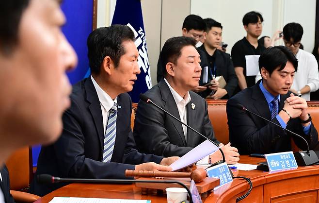 정청래 더불어민주당 대표가 4일 서울 여의도 국회에서 열린 최고위원회의에 참석해 현안에 관해 발언하고 있다. 이상섭 기자