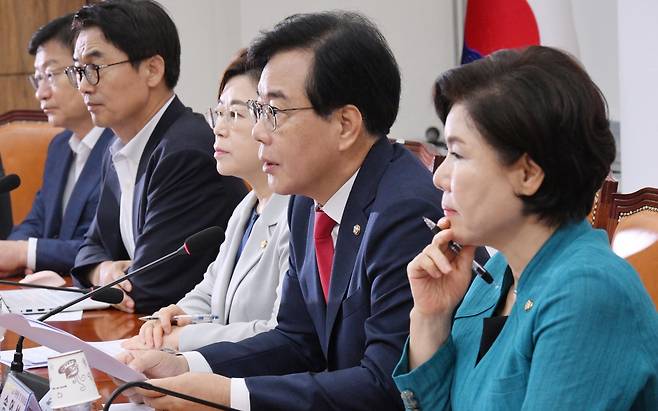 쟁점 법안인 노란봉투법(노동종합 및 노동관계조정법 2·3조 개정안)과 2차 상법 개정안, 방송 3법(방송법·방송문화진흥회법·한국교육방송공사법)을 놓고 4일 여당이 강행 처리를 예고한 가운데 야당에선 강경한 반발이 나오고 있다. 이날 정청래 더불어민주당 대표와 송언석 국민의힘 대상대책위원장 겸 원내대표가 서울 여의도 국회에서 열린 최고위원회의와 비상대책위원회의에 참석해 현안에 관해 발언하고 있다.  이상섭 기자