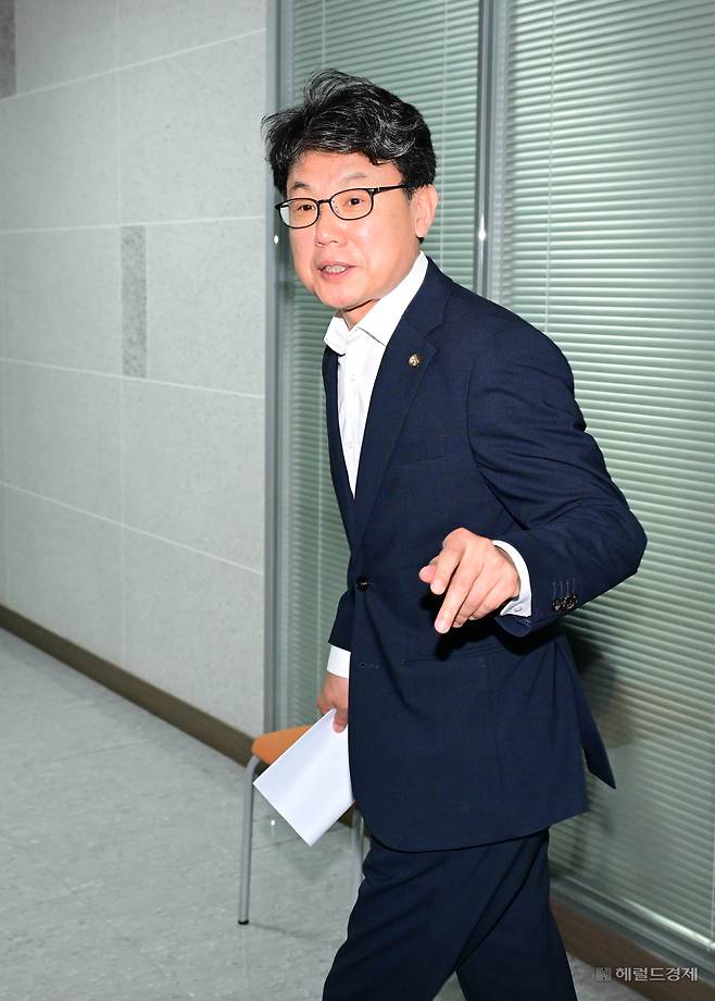 진성준 더불어민주당 정책위의장이 지난달 29일 서울 여의도 국회 의원회관에서 열린 세제 개편안 마련을 위한 비공개 당정협의회를 마치고 회의실을 나서고 있다. [사진=이상섭 기자/babtong@]